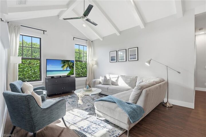 Property Photo:  1140 Jeronimo Dr  FL 34103 