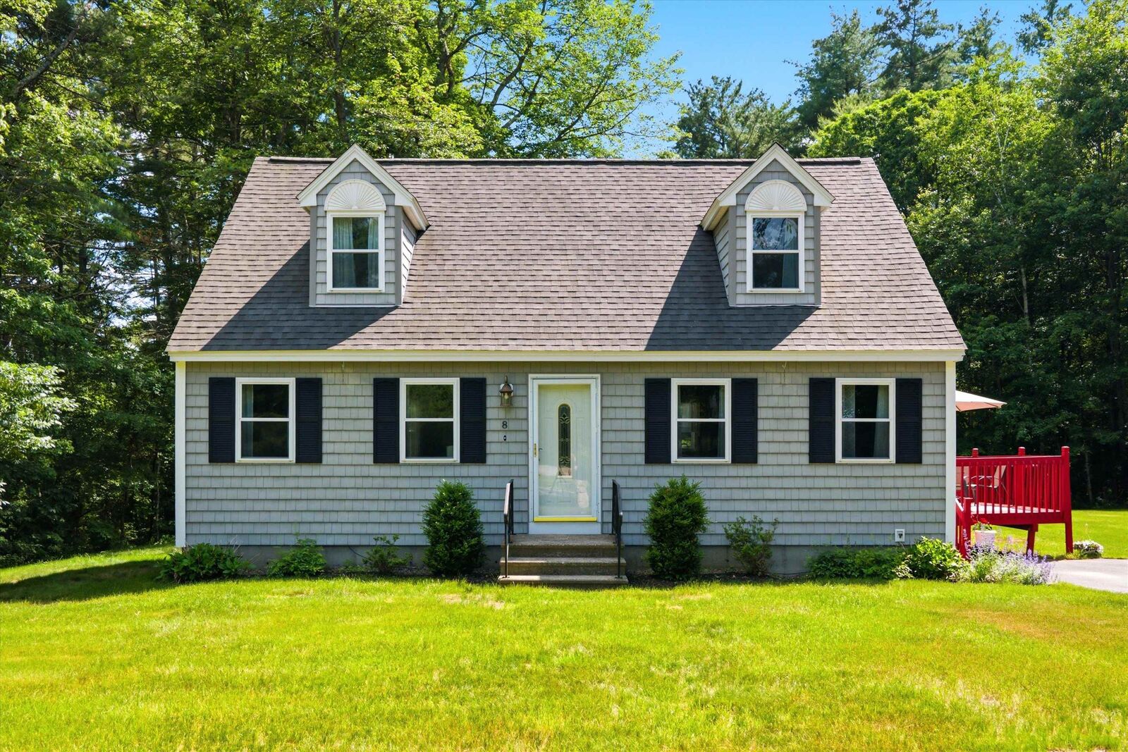 Property Photo: 8 Oriole Lane NH 03053