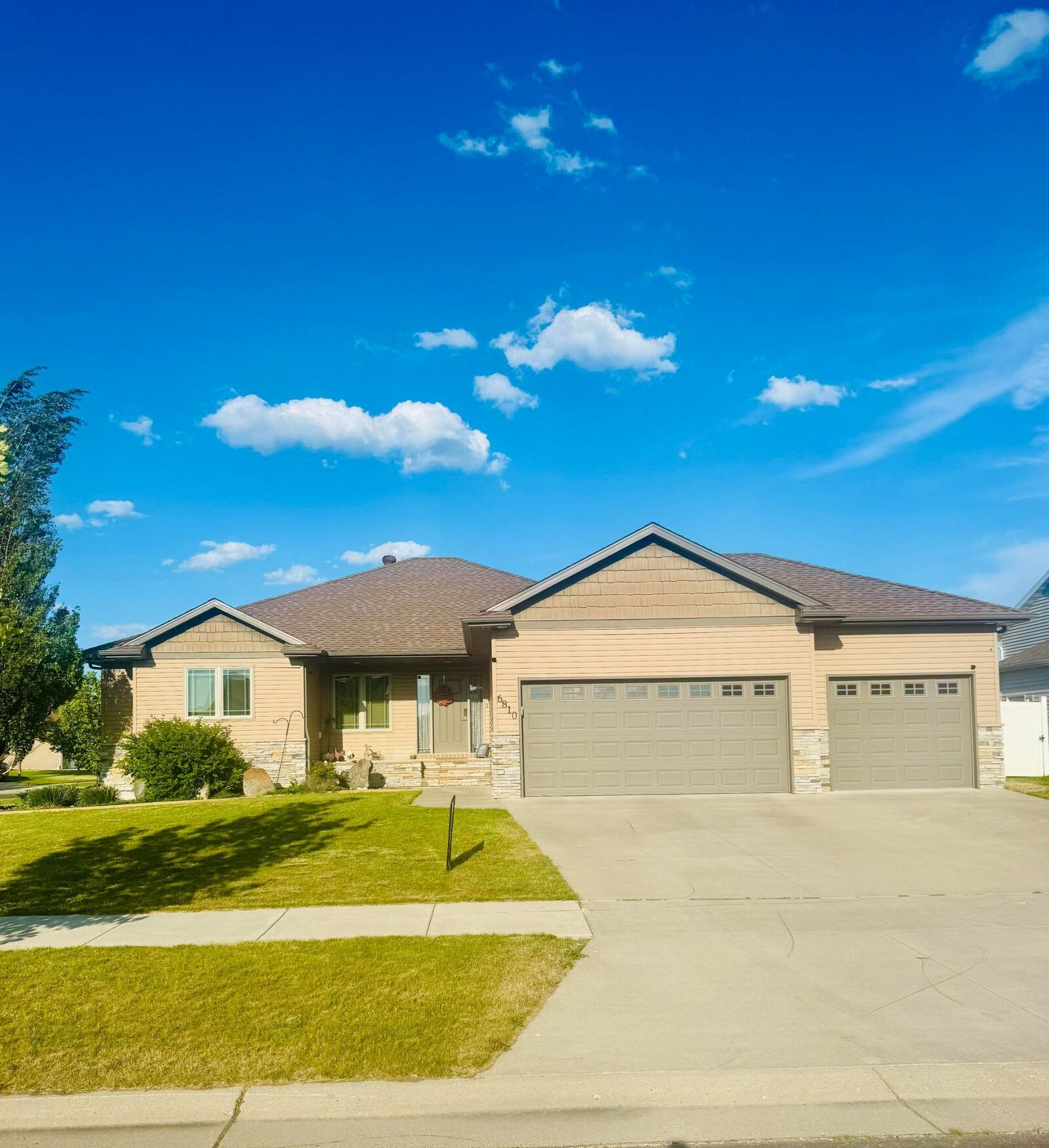 Property Photo:  6810 24 Street S  ND 58104 