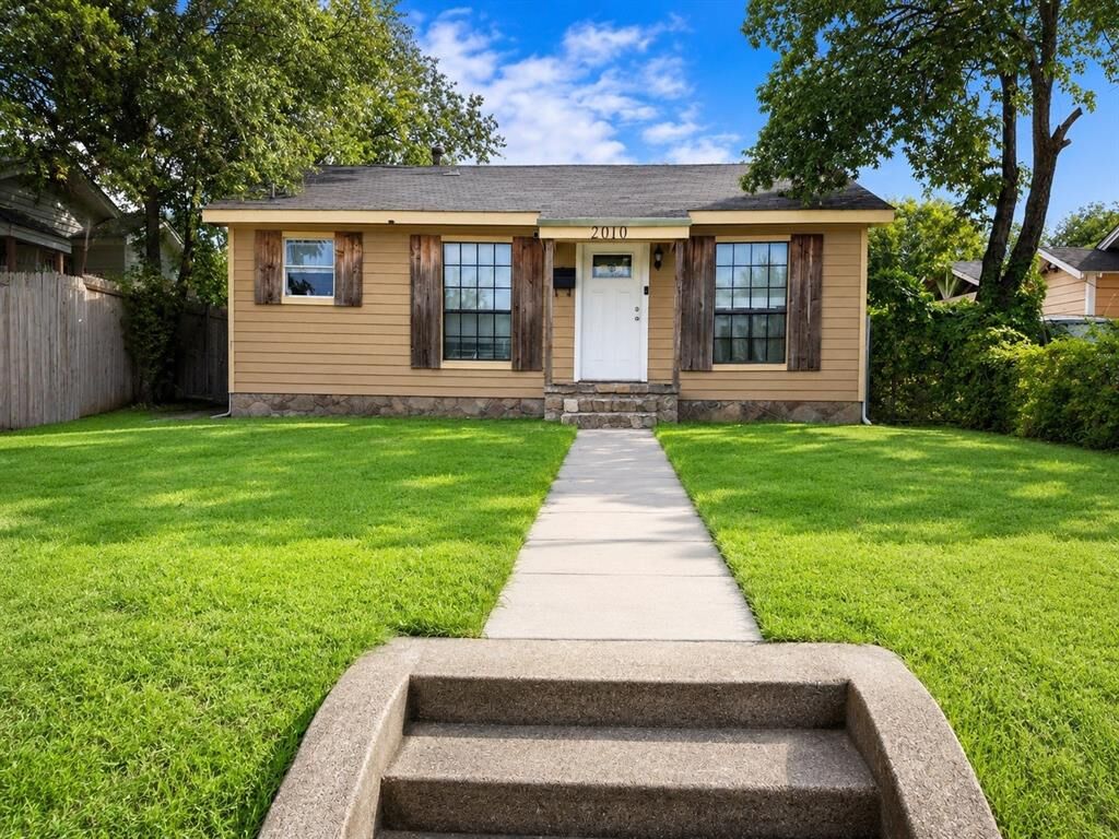 Property Photo: 2010 Dudley Avenue TX 75203