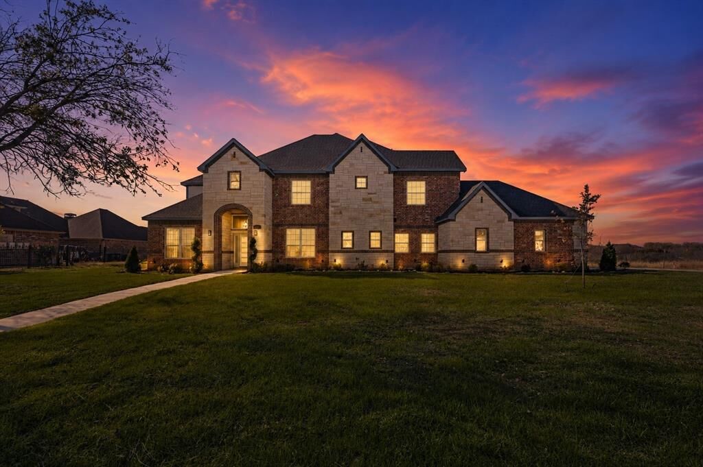 Property Photo:  828 Mallard Pointe Drive  TX 75104 