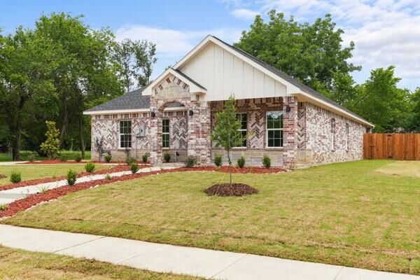 Property Photo: 315 E Alamo TX 75160