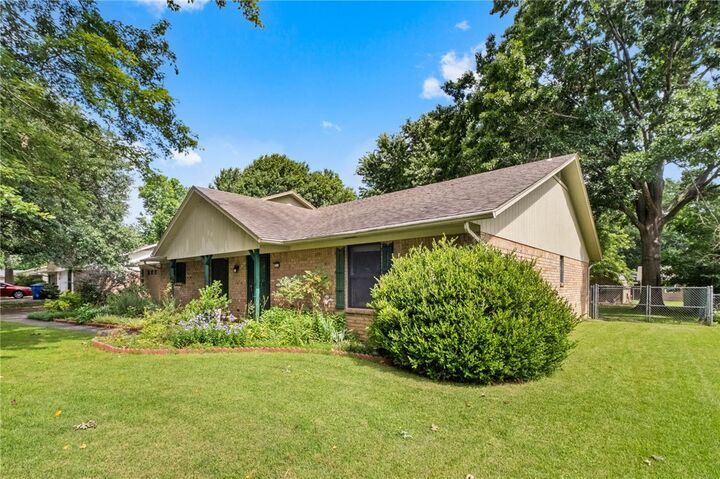 Property Photo: 2514 E Sharon Street AR 72703