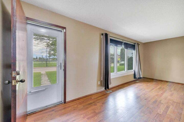 Property Photo: 3405 55 Avenue AB T4N 5L4