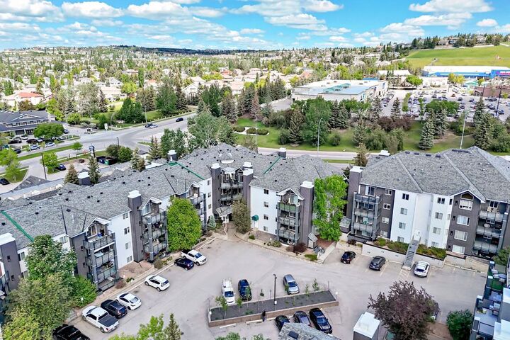 Property Photo: 10 Sierra Morena Mews SW 114 AB T3H 3K5