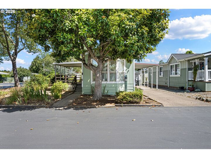 Property Photo:  1400 Candlelight Dr 180  OR 97402 