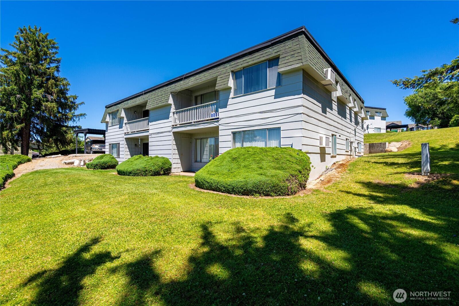 Property Photo:  933 N Baker Avenue 1-16  WA 98802 