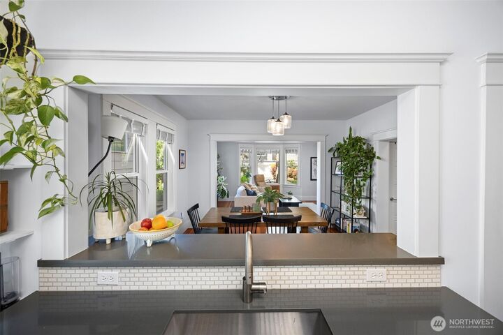 Property Photo: 4420 Dayton Avenue N 2 WA 98103