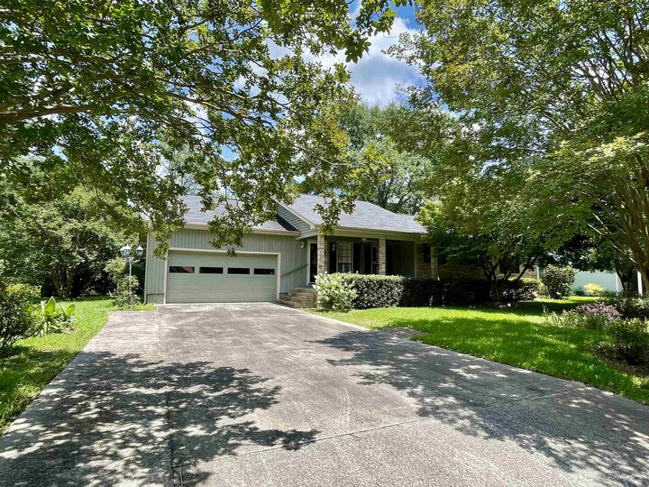 Property Photo: 2106 Dialsdale Dr SW AL 35055