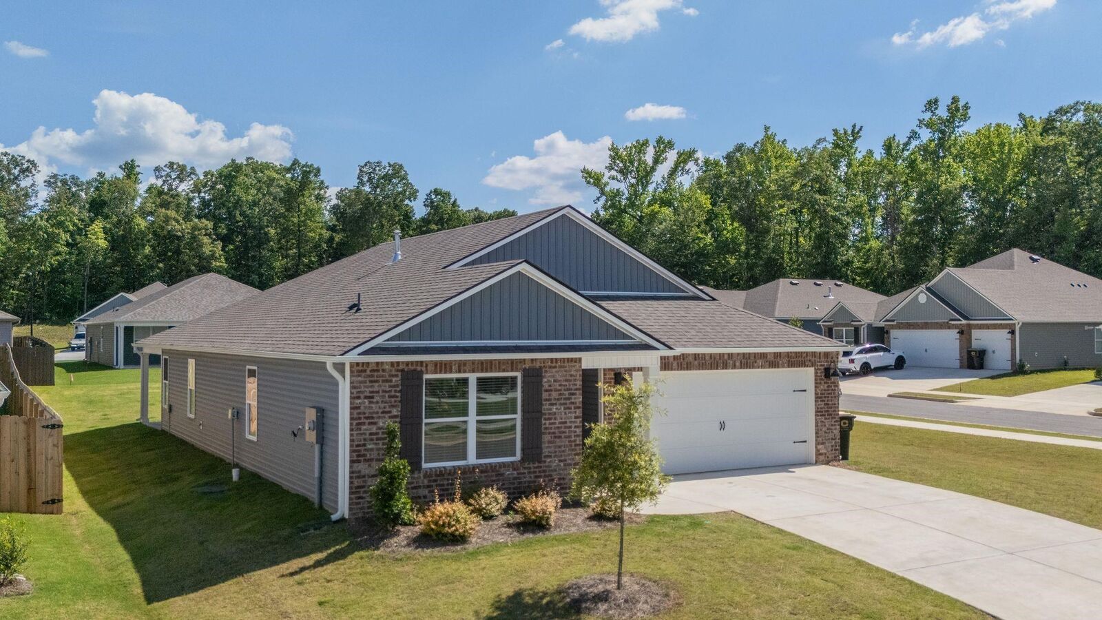 Property Photo: 284 Camden Ct SW AL 35077