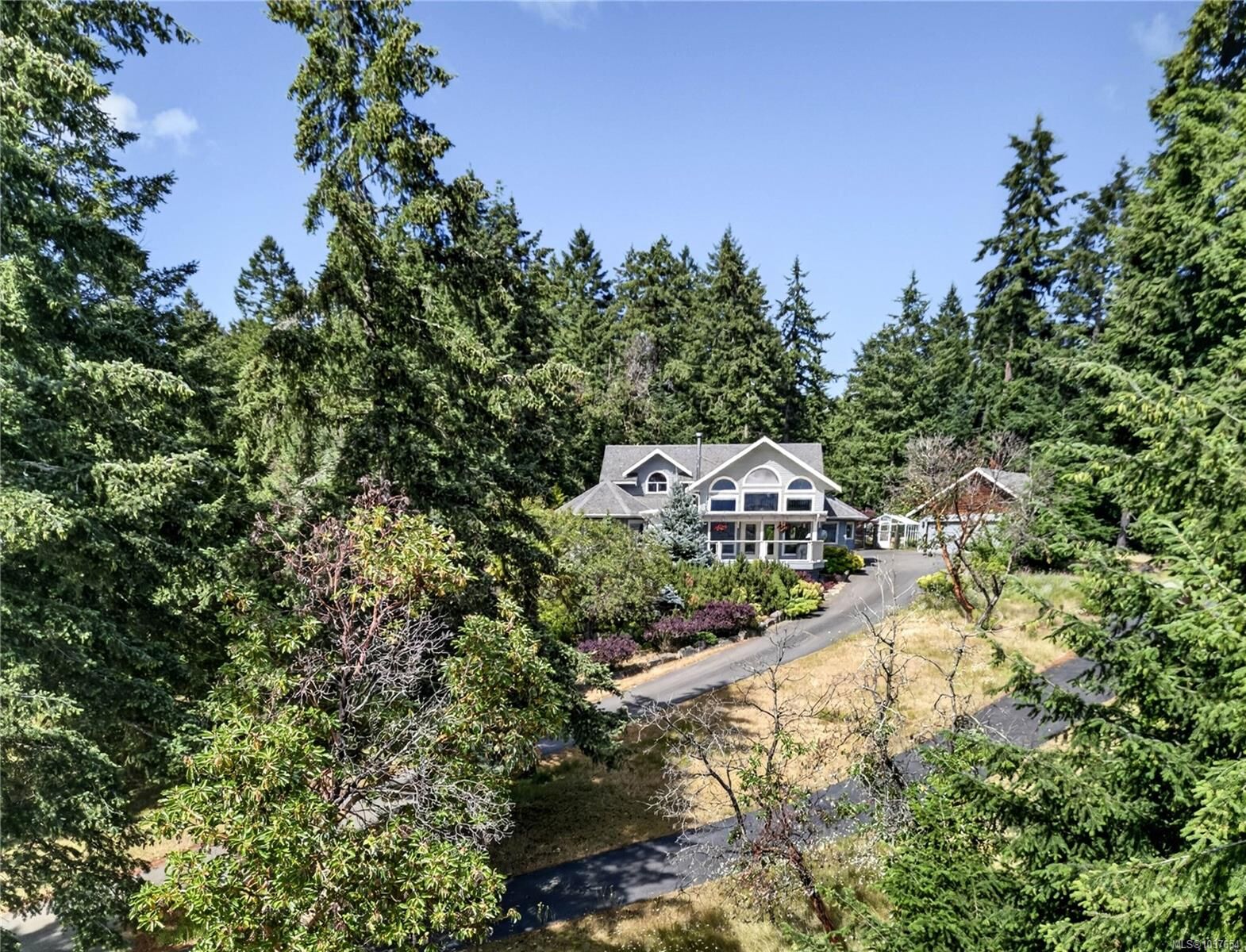 Property Photo: 112 Murrelet Pl BC V8K 1G9