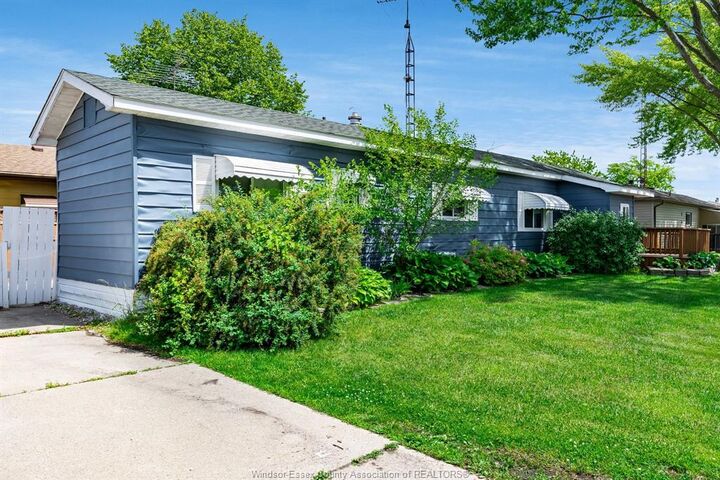 Property Photo:  105 Brooks Boulevard  ON N8N 2P7 