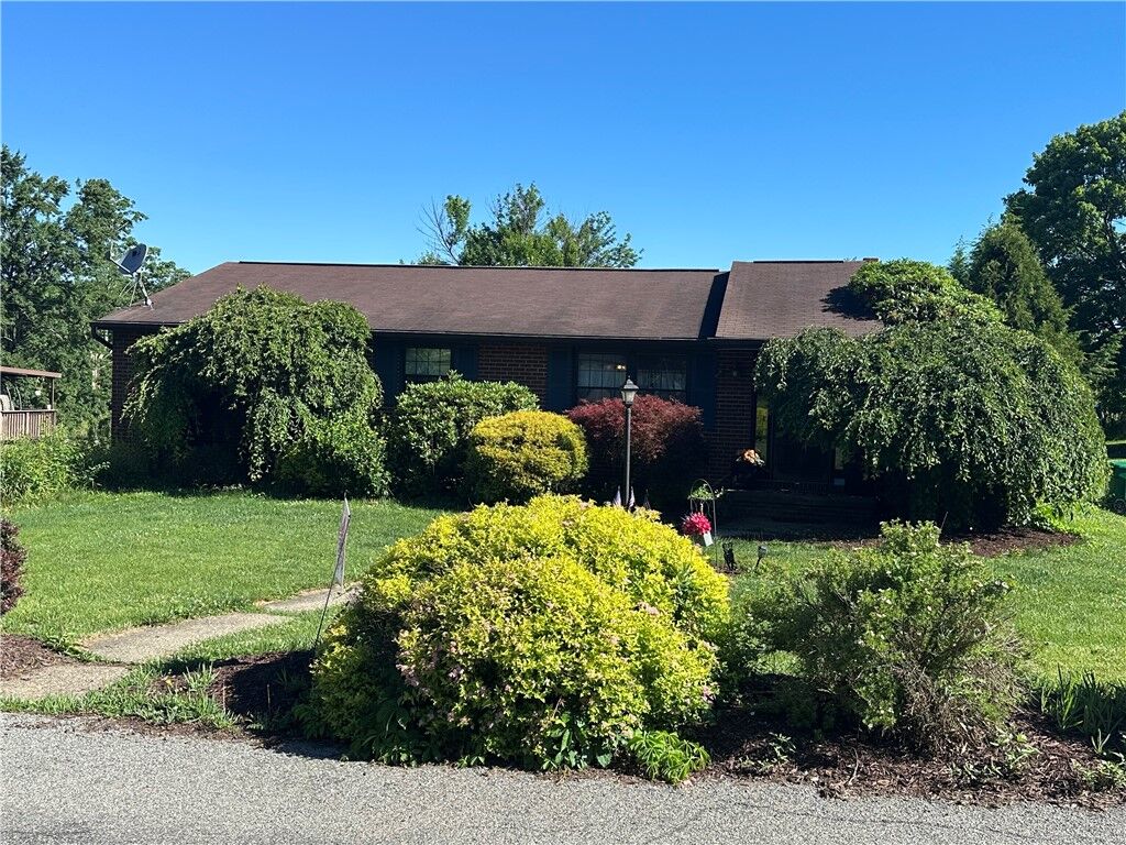 Property Photo: 141 Hampton Ct PA 16002