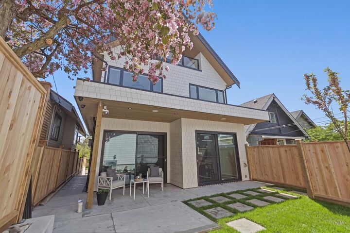 Property Photo: 625 E 24th Avenue 2 BC V5V 2A3