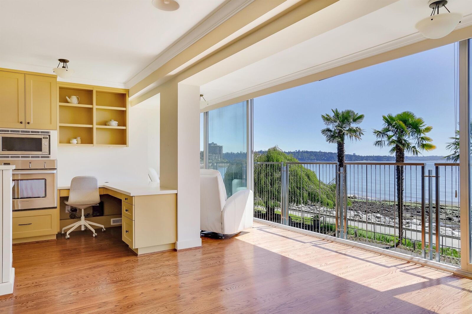 Property Photo: 150 24 Street 107 BC V7V 4G8