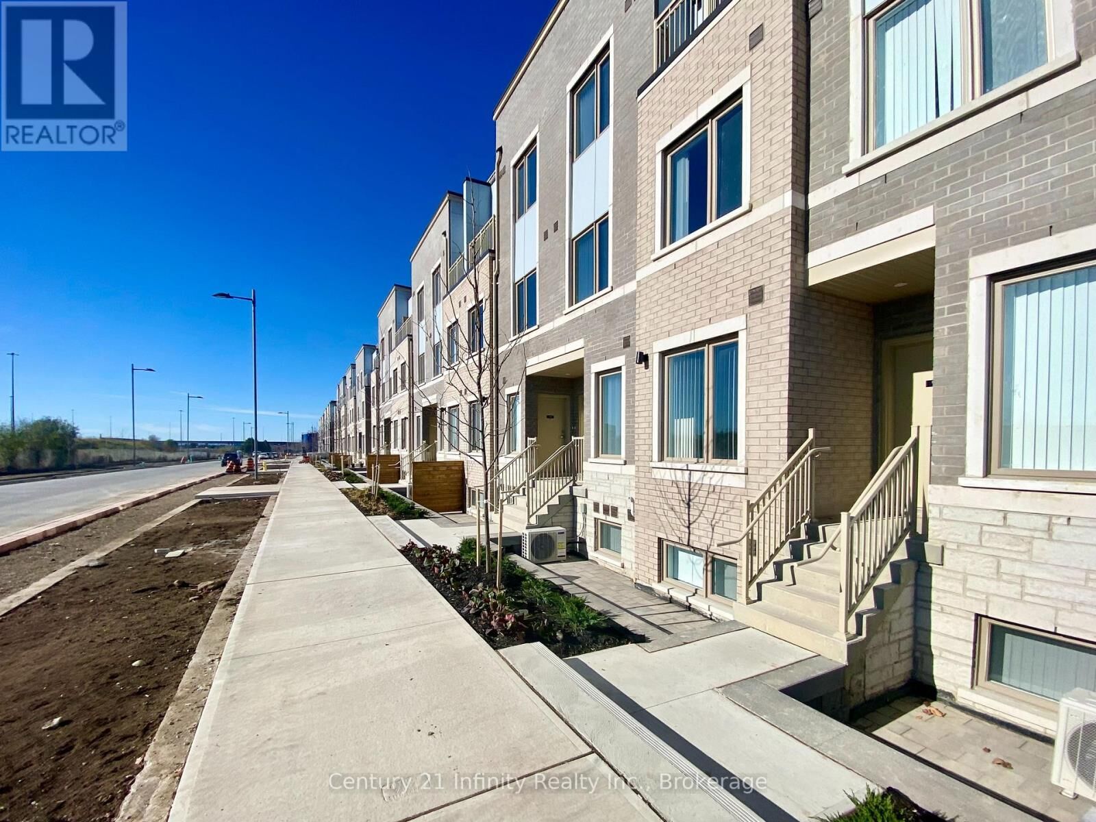 Property Photo:  100 Honeycrisp Crescent 337  ON L4K 0N7 