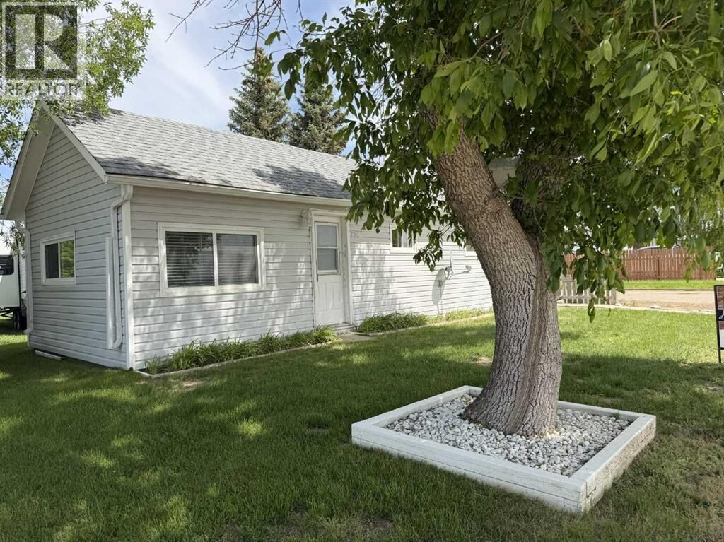 Property Photo:  830 1 Avenue  AB T0K 2K0 