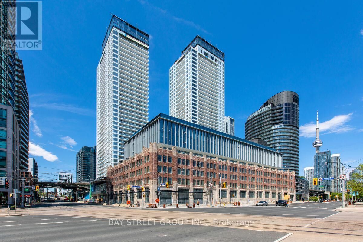 Property Photo: 17 Bathurst Street 916 ON M5V 0N1