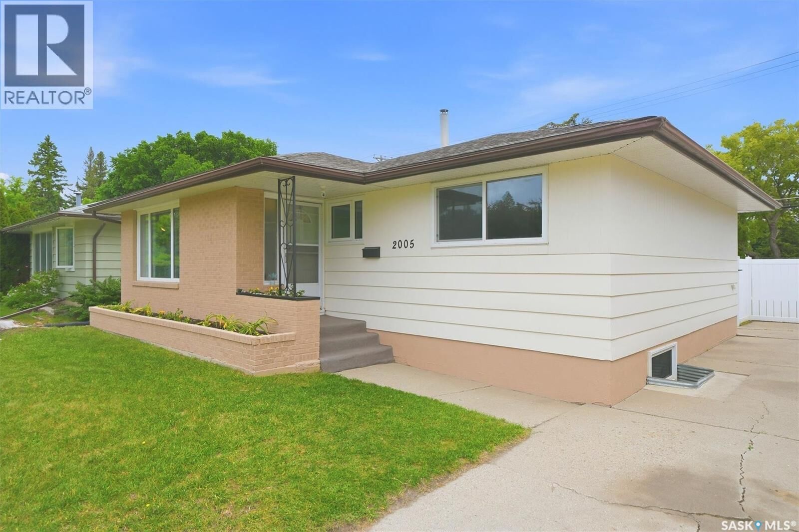 Property Photo:  2005 Cumberland Avenue S  SK S7J 1Y9 