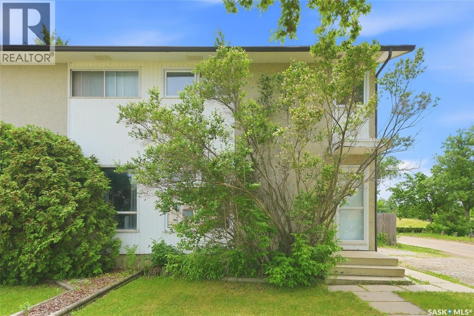 Property Photo:  3009A 33rd Street W  SK S7L 0X8 