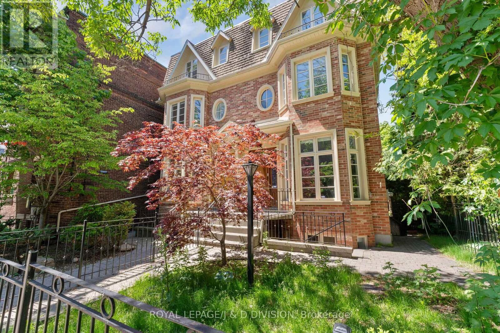 Property Photo:  8 Huntley Street  ON M4Y 2K6 