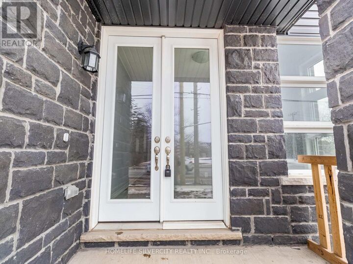 Property Photo:  215 Southworth Street North  ON L3B 1Z4 