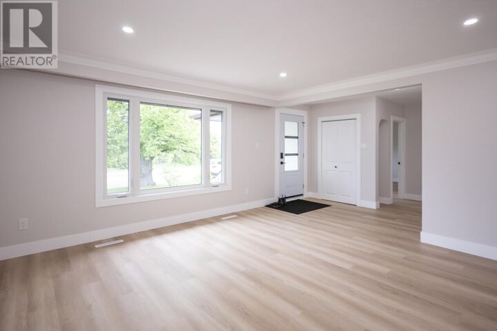 Property Photo:  124 Riverview Dr W  ON P7C 1R4 