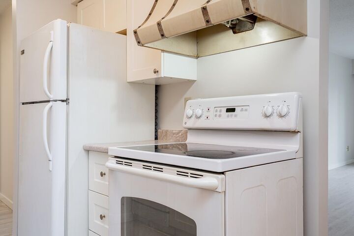 Property Photo: 33956 Essendene Avenue 106 BC V2S 6E7