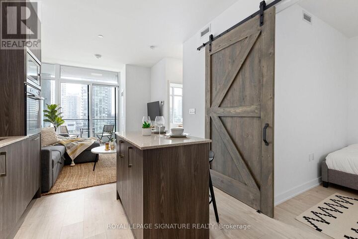 Property Photo:  576 Front Street West 806E  ON M5V 1C1 