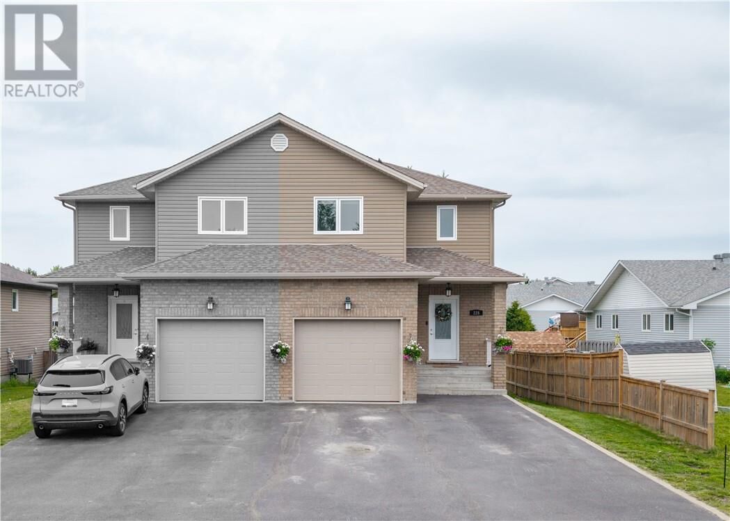 Property Photo: 226 Springhill Drive ON P3L 0A7