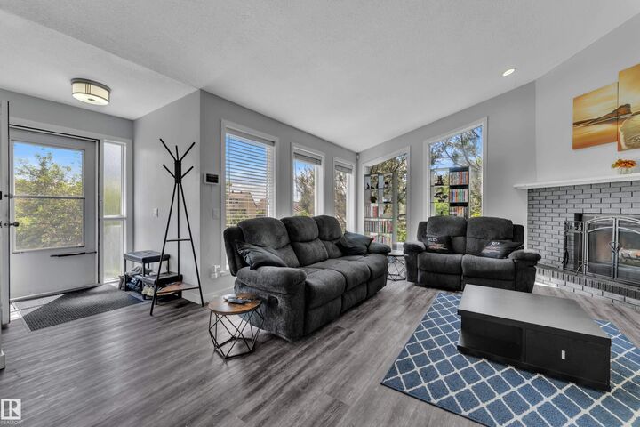 Photo de la propriété:  2219 Millbourne Road NW  AB T6K 0Y3 