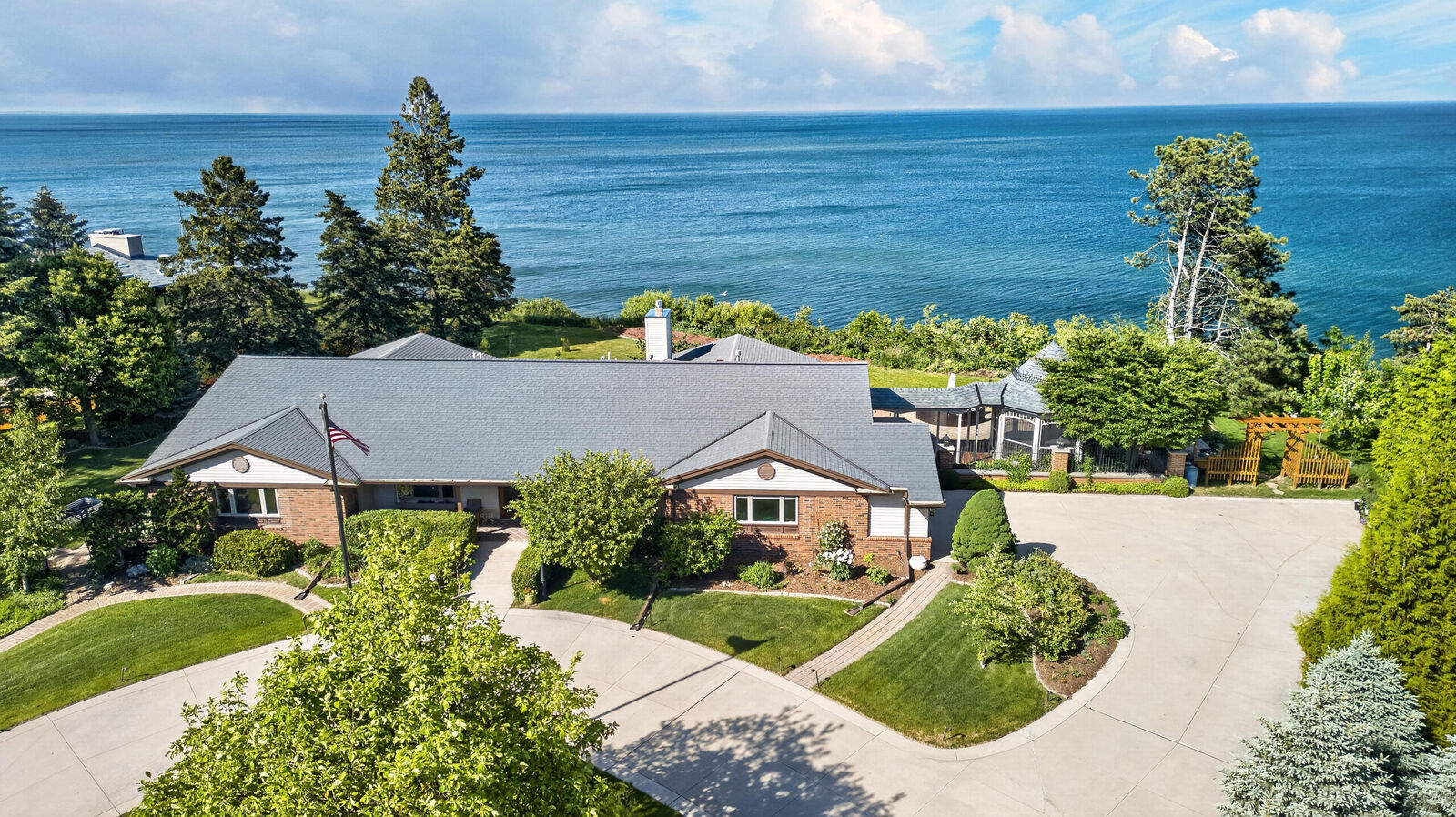 Property Photo:  620 Oak Tree Rd  WI 53083 