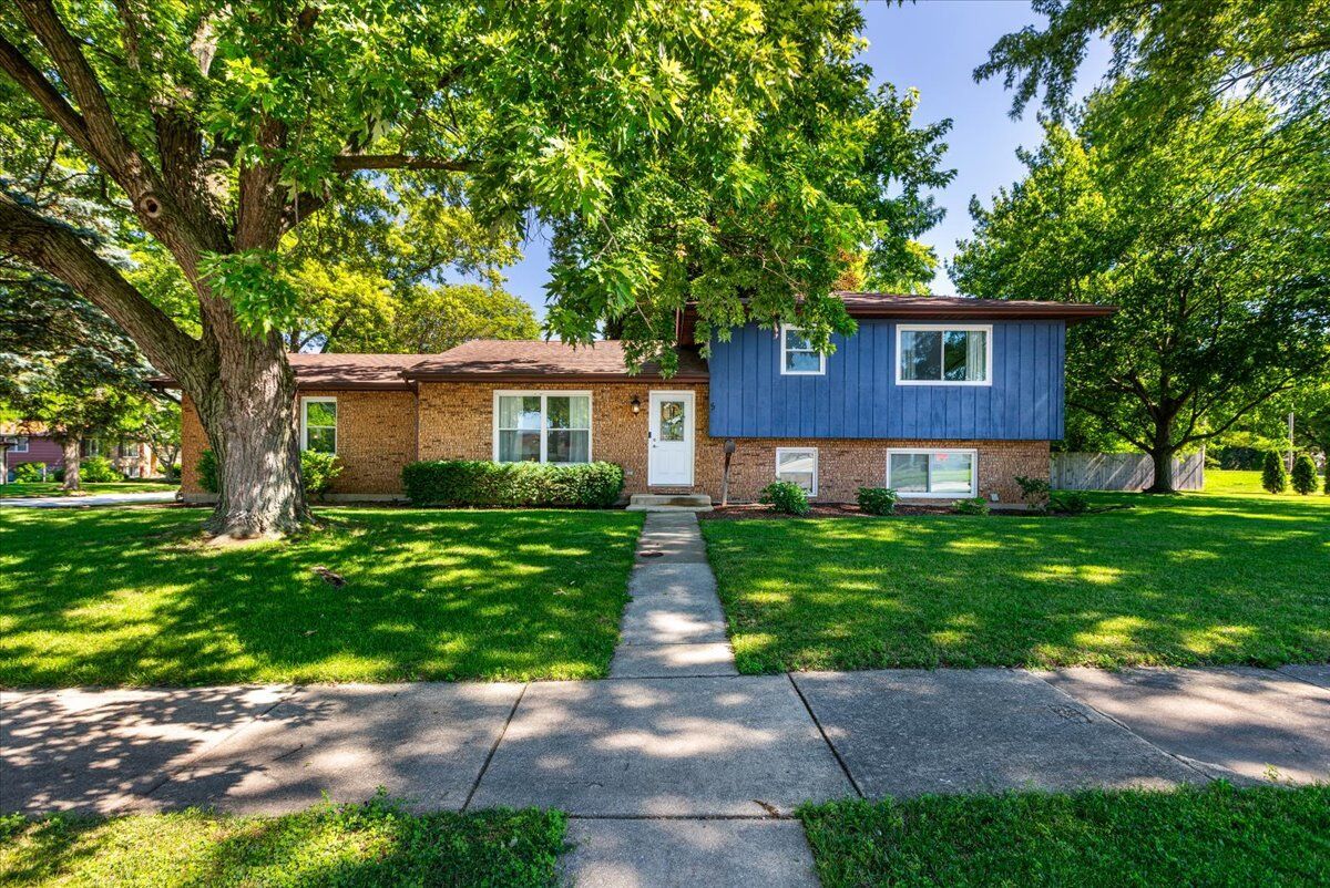 Property Photo:  5 Redstart Road  IL 60565 