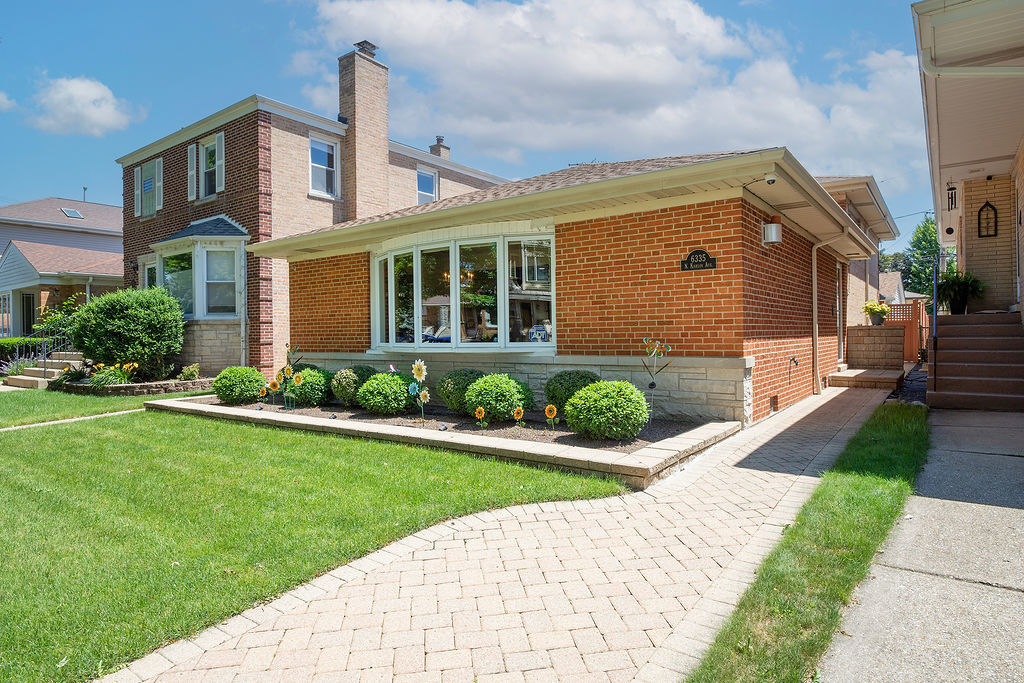 Property Photo:  6335 N Karlov Avenue  IL 60646 