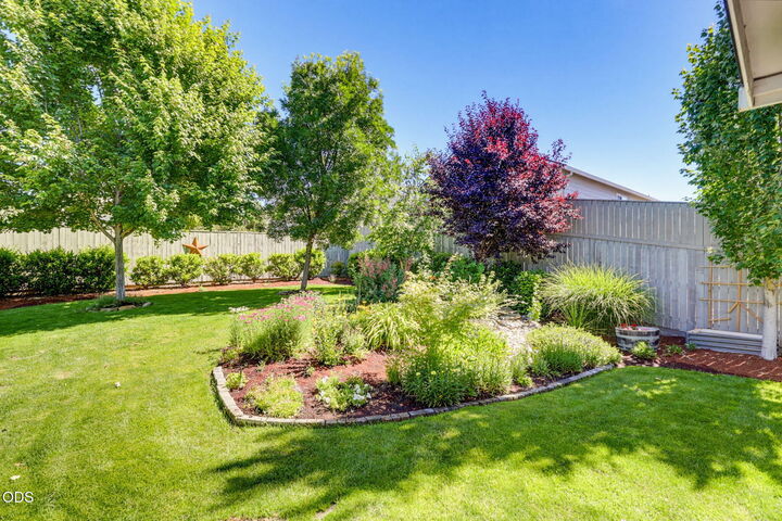 Property Photo: 3727 Sidney Way OR 97504
