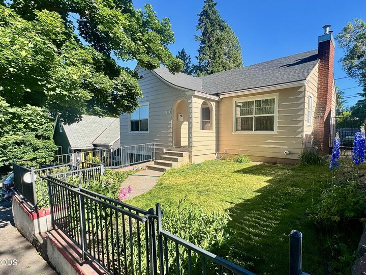 Property Photo: 636 Roseway Drive OR 97601