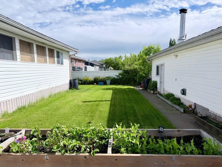 Property Photo: 4713 43 Street AB T0E 1N0