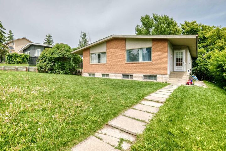 Property Photo: 416/418 33 Avenue NE AB T2E 2J1