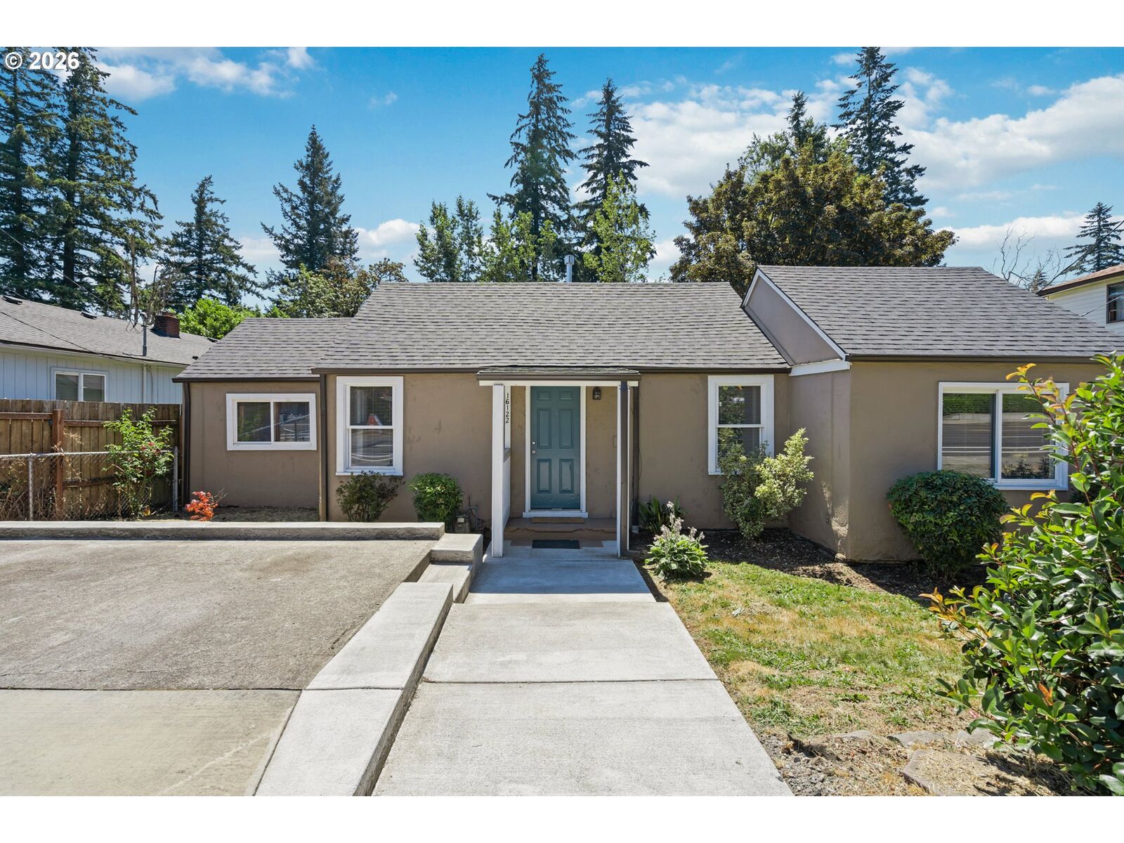 Property Photo: 16122 NE Glisan St OR 97230