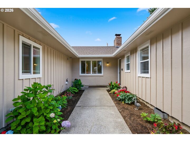 Property Photo: 12125 SW Lynnridge Ave OR 97225