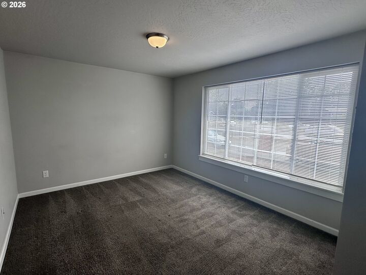 Property Photo:  374 Nursery Ct  OR 97402 