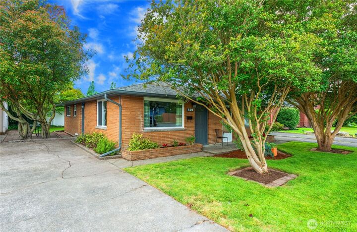 Property Photo:  827 N 1st Street  WA 98057 