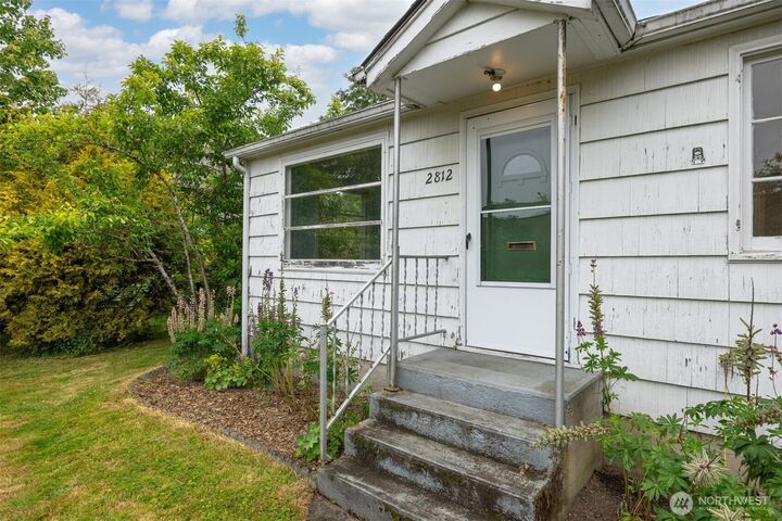 Property Photo:  2812  Vallette Street  WA 98225 