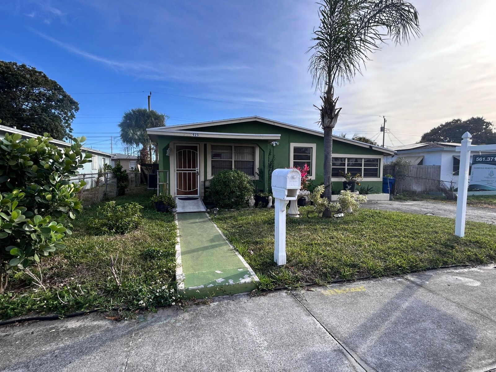 Property Photo: 925 W 3rd Street FL 33404