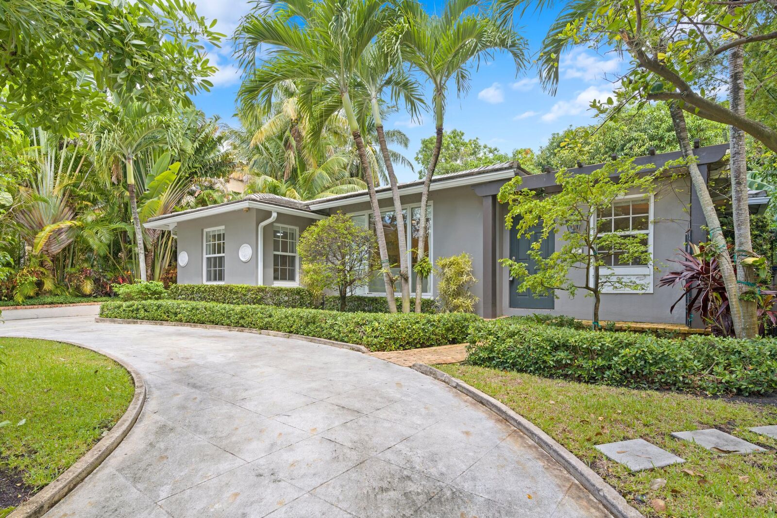 Property Photo: 733 Sunset Road FL 33401