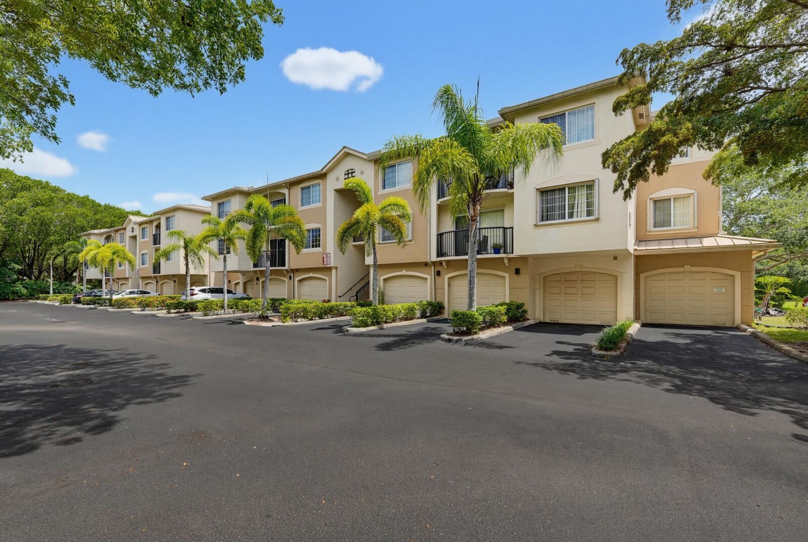 Property Photo:  400 N Crestwood Ct Court N 417  FL 33411 
