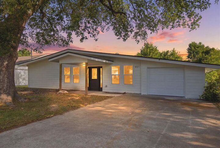 Property Photo:  901 Cherryhill Street  LA 70607-0000 