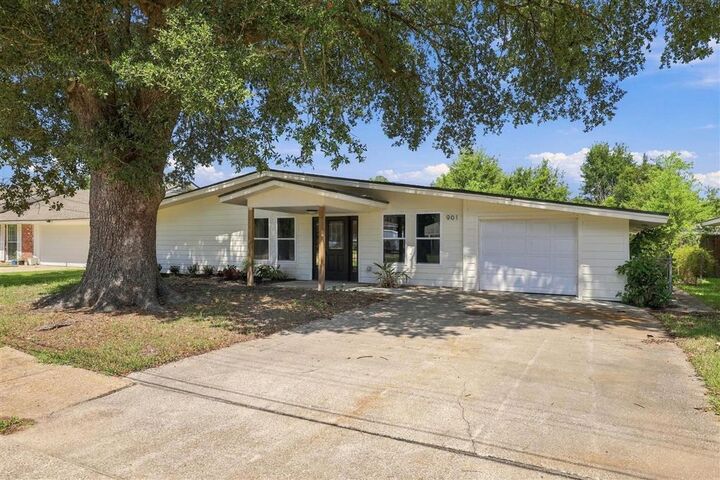 Property Photo: 901 Cherryhill Street LA 70607-0000