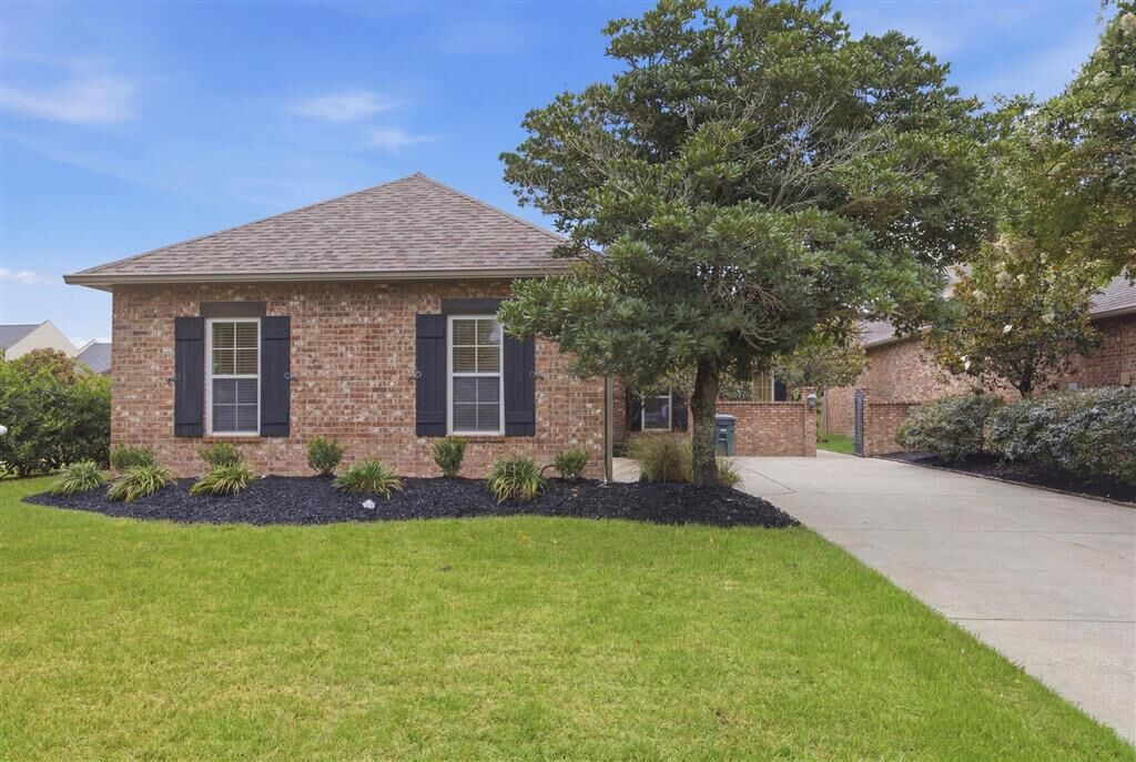 Property Photo: 6105 W Azalea Drive W LA 70605