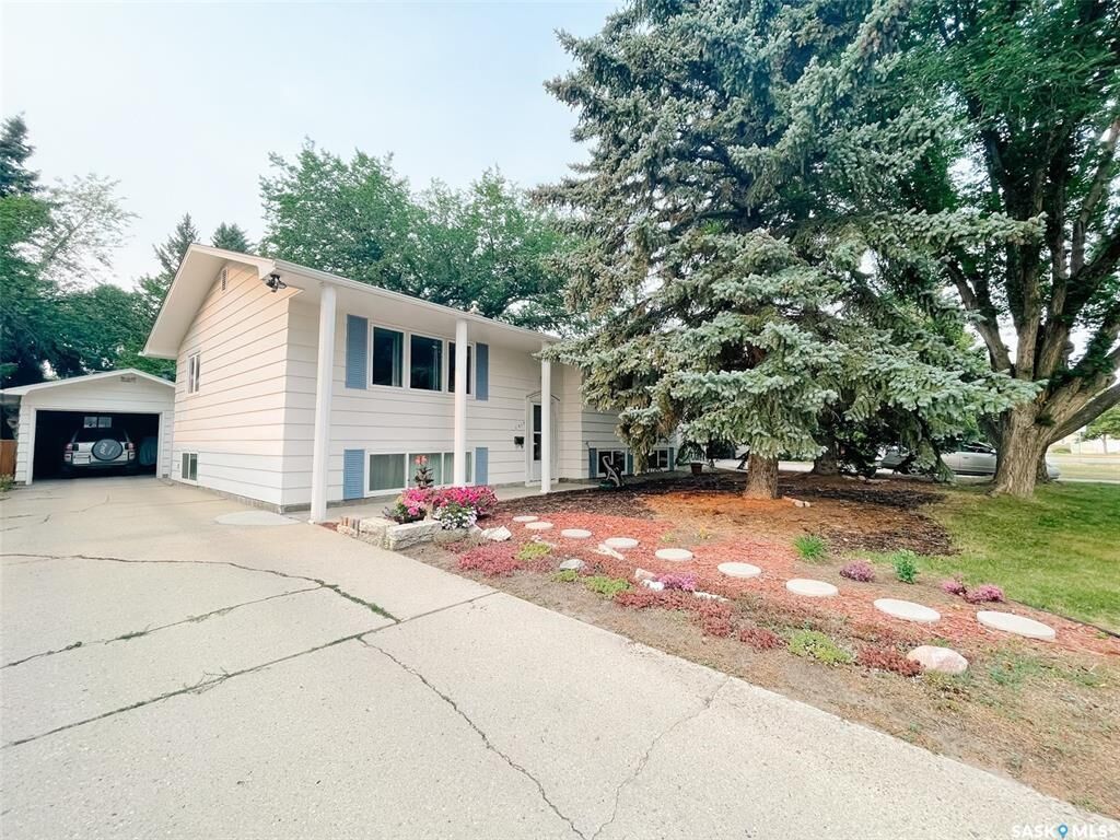 Property Photo: 1617 Ruth Street E SK S7J 0L7